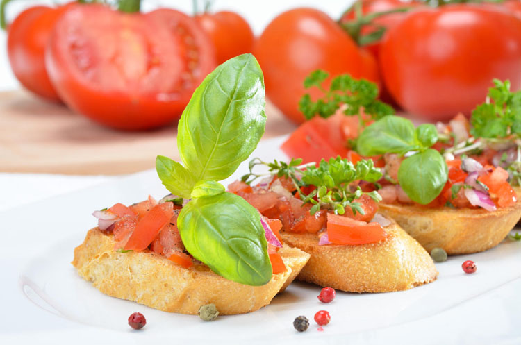 Bruschetta mit Tomaten und Basilikum